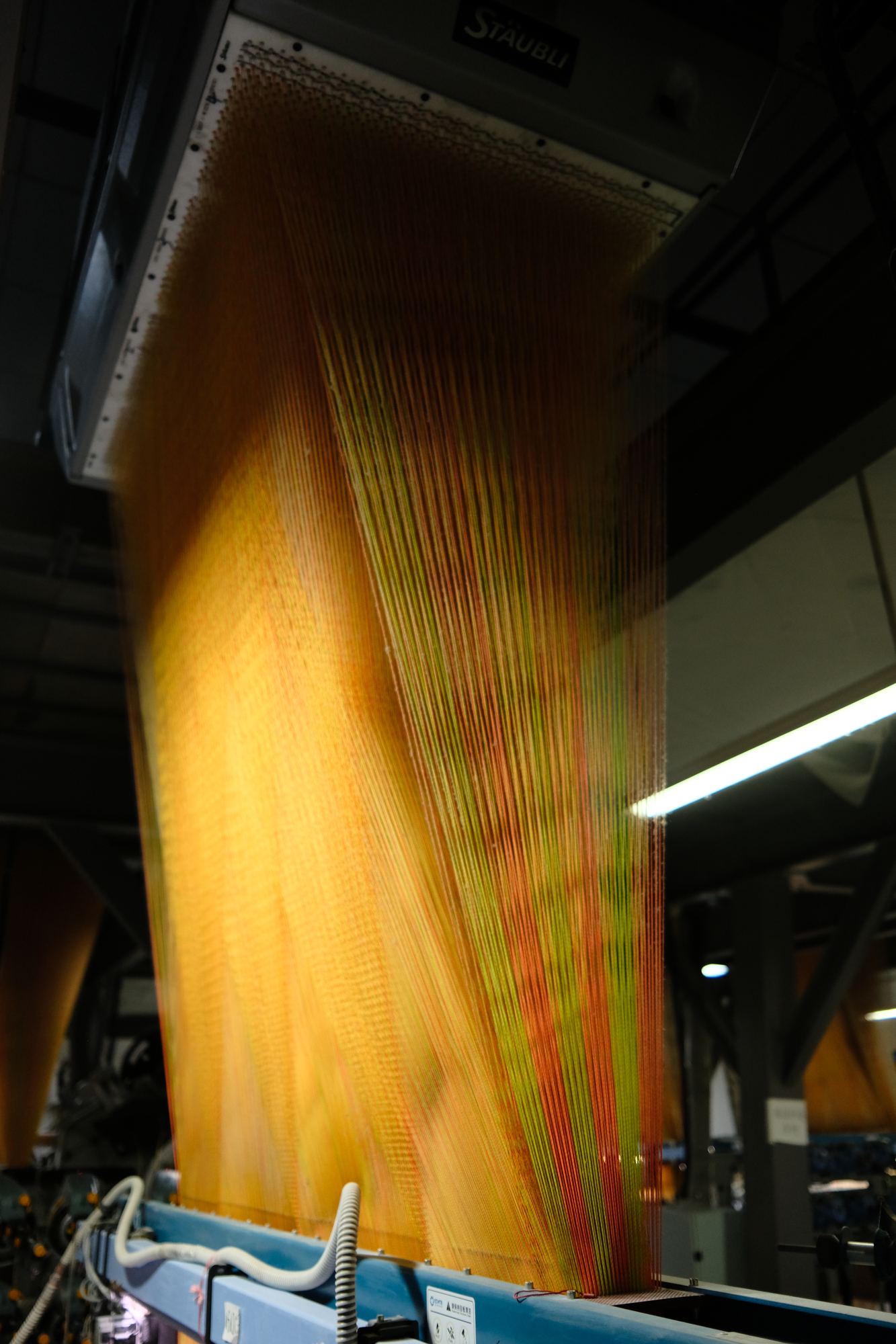 Jacquard-Webmaschine mit trichterförmig gespannten Kettfäden